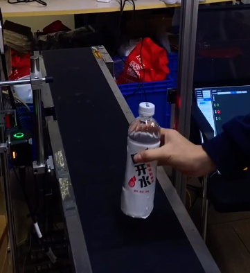 流水线侧面安装智能读码器，数据自动比对，扫码成功绿灯亮，扫不上 / 混料立即红灯报警 + 停机，从源头防错料，提升生产效率.png